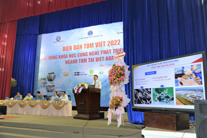 Ths Nguyễn Minh Hậu, Giám đốc kỹ thuật Tập đoàn Việt Úc chia sẻ tham luận với thông điệp 'Ứng dụng công nghệ nuôi tôm hoàn toàn không kháng sinh' tại Diễn đàn. Ảnh: Tiến Đức.