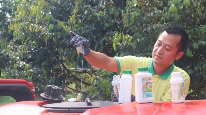 Mr. Hieu is using fertilizers and plant protection drugs of organic and microbial origin. Photo: Hong Thuy.