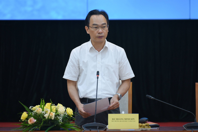 Thứ trưởng Bộ GD-ĐT Hoàng Minh Sơn chủ trì họp báo.