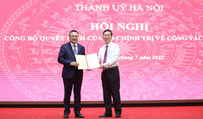 Thường trực Ban Bí thư Võ Văn Thưởng (bên phải) trao quyết định cho ông Trần Sỹ Thanh.