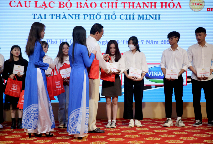 Ông Trần Văn Mười, Phó chủ tịch thường trực Hội Đồng hương Thanh Hóa tại TP.HCM trao học bổng cho các em sinh viên tại Lễ ra mắt Câu lạc bộ.