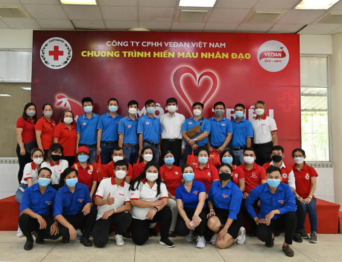 Vedan Việt Nam cùng các cán bộ Hội Chữ Thập Đỏ và y bác sĩ Bệnh viện Chợ Rẫy TPHCM.