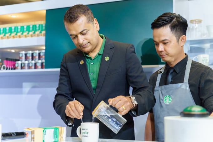 Ông Binu Jacob, Tổng giám đốc Nestlé Việt Nam (trái): Chúng tôi muốn làm giàu trải nghiệm của người tiêu dùng Việt về cà phê và đa dạng hóa những cách thưởng thức cà phê. Ảnh: Sơn Trang.