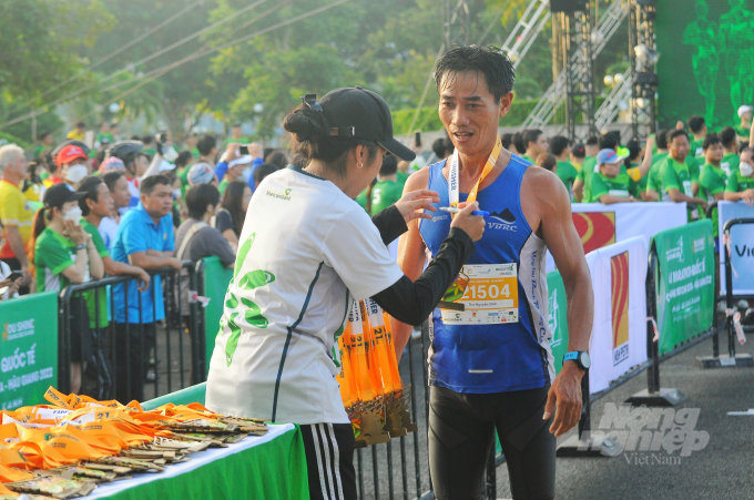 Các vận động viên tham gia Giải marathon quốc tế Vietcombank Mekong delta Hậu Giang 2022. Ảnh: CK.