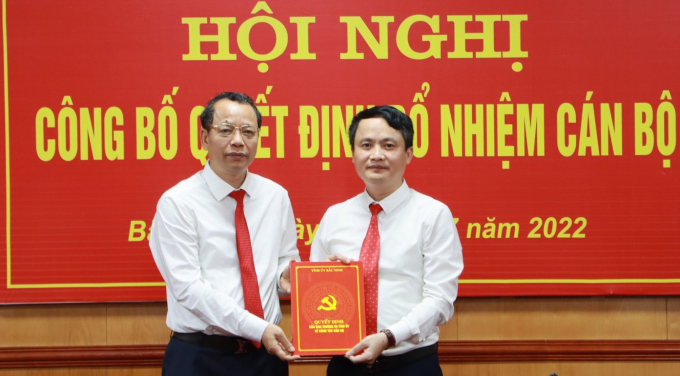 Phó Bí thư Thường trực Tỉnh ủy Bắc Ninh Nguyễn Quốc Chung (bên trái) trao Quyết định cho ông Trần Văn Vững (bên phải).