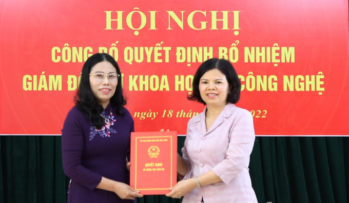 Chủ tịch UBND tỉnh Bắc Ninh Nguyễn Hương Giang (bên phải) trao Quyết định cho bà Nguyễn Thị Dung (bên trái).