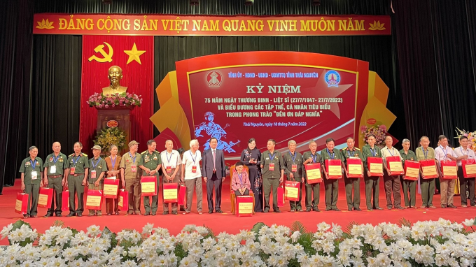 Bà Nguyễn Thanh Hải, Bí thư Tỉnh ủy Thái Nguyên tặng quà tri Ngày thương binh liệt sỹ cho Bà mẹ Việt Nam anh hùng, các cựu chiến bình, thương binh. Ảnh: Toán Nguyễn.