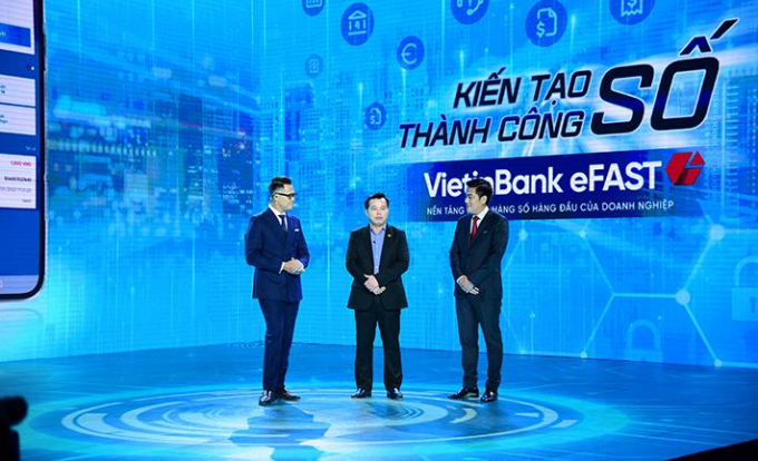 Shark Việt (đứng giữa) tham gia Lễ ra mắt ứng dụng VietinBank eFAST trên nền tảng mới.