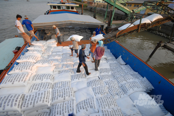 An Giang hiện có 23 doanh nghiệp được Bộ Công thương cấp giấy đủ điều kiện kinh doanh xuất khẩu gạo. Ảnh: Lê Hoàng Vũ.