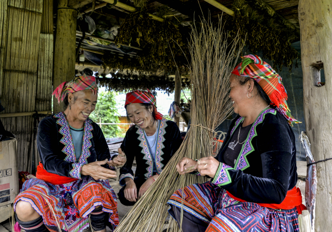 Ở vùng cao Lai Châu mùa này, những cô gái người Mông dành nhiều thời gian tạo nên những tấm thổ cẩm may trang phục truyền thống. Việc đầu tiên của những phụ nữ người Mông là phải thu hoạch cây lanh trên rừng, rồi mang về tước ra thành những sợi nhỏ, dệt thành thổ cẩm. 