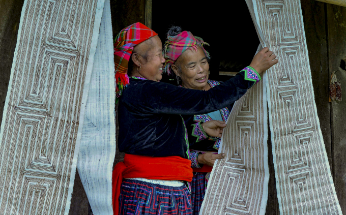 Từ những vỏ cây lanh thô ráp, qua bàn tay khéo léo cùng sự kiên trì, tỉ mẩn, phụ nữ Mông ở Lai Châu đã tạo ra những tấm thổ cẩm để may trang phục truyền thống độc đáo.
