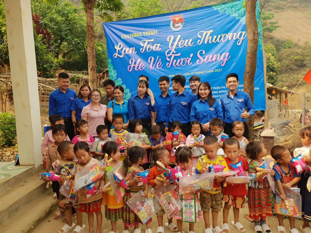 Khoảnh khắc trong chương trình tình nguyện của tuổi trẻ Đoàn Thanh niên Bộ NN-PTNT tại huyện Mường Ảng, Điện Biên.