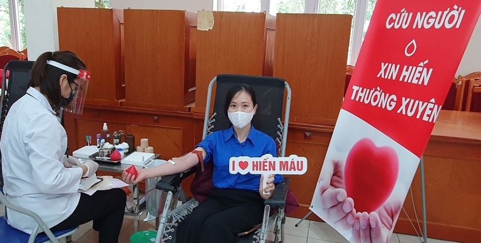 Đoàn viên tình nguyện hiến máu trong một sự kiện được tổ chức tại Bộ NN-PTNT.