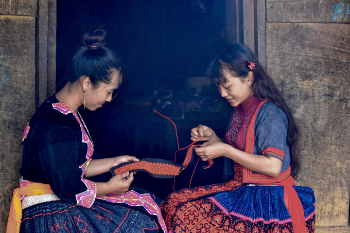 Các cô gái Mông ở Lai Châu tiếp tục thêu những họa tiết lên tấm thổ cẩm mới được nhuộm chàm. Từ đôi bàn tay khéo léo, tài hoa của người phụ nữ vùng cao Lai Châu, mỗi tấm vải chàm ra đời như ẩn chứa trong đó cả tinh hoa hương sắc núi rừng.