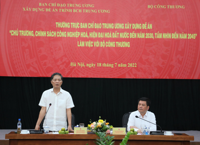 Trưởng ban Kinh tế Trung ương Trần Tuấn Anh (trái) phát biểu tại buổi làm việc.