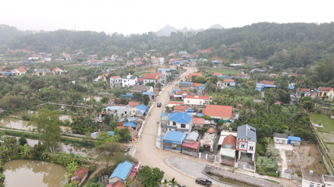 Mở rộng đường giao thông NTM kiểu mẫu ở xã Liên Khê, huyện Thủy Nguyên. Ảnh: Đinh Mười.