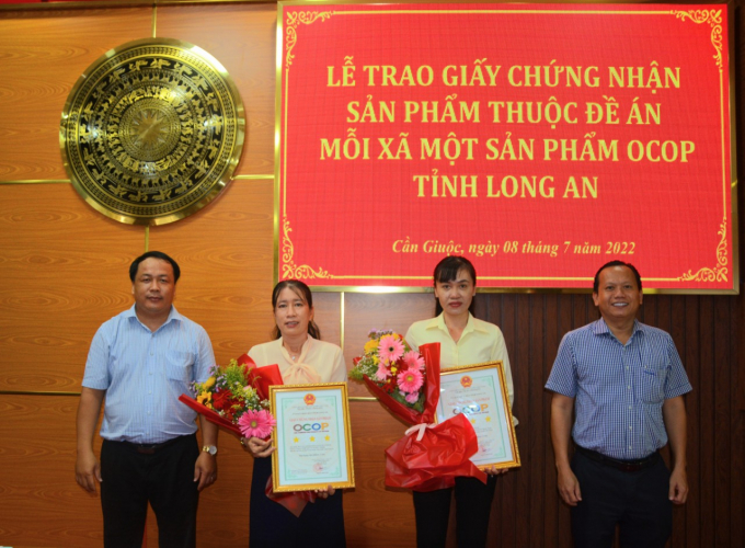 Lãnh đạo huyện Cần Giuộc trao giấy chứng nhận OCOP cho các chủ thể tham gia chương trình. Ảnh: Nguyễn Thủy.