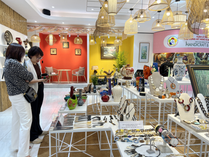 Many products that have been exported to multiple countries around the world are also on display at the Showroom. Photo: Nguyen Thuy.