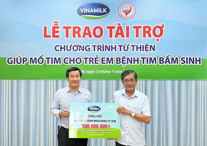 Ông Đỗ Thanh Tuấn, Giám đốc Đối ngoại Vinamilk (bên trái) đại diện trao kinh phí hỗ trợ chương trình mổ tim miễn phí cho các bệnh nhi có hoàn cảnh khó khăn.