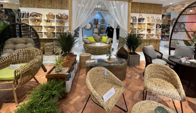 Products on display at the 2022 Exhibition Week of Wooden and Handicrafts Products held at the Export Showroom (92-96 Nguyen Hue, District 1). Photo: Nguyen Thuy.