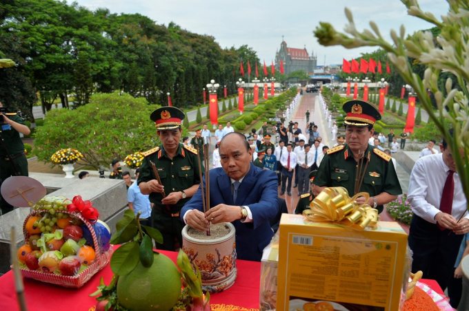 Chủ tịch nước dâng hương tưởng nhớ, bày tỏ lòng biết ơn sâu sắc trước công lao các Anh hùng liệt sỹ. Ảnh: Đàm Thanh.