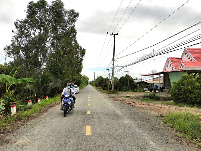 Đường sá sạch đẹp, giao thông thuận tiện tại các xã nông thôn mới ở Long An. Ảnh: Minh Đảm.