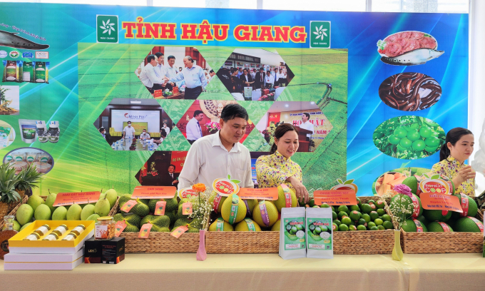 Exhibition area for ​​key agricultural products of Hau Giang province. Photo: Kim Anh.