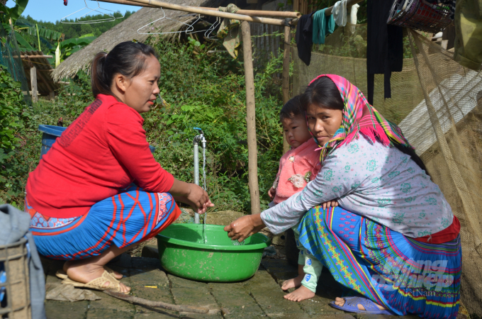Người dân nông thôn ở Tuyên Quang được hưởng lợi từ chương trình nước sạch nông thôn. Ảnh: Đức Minh.