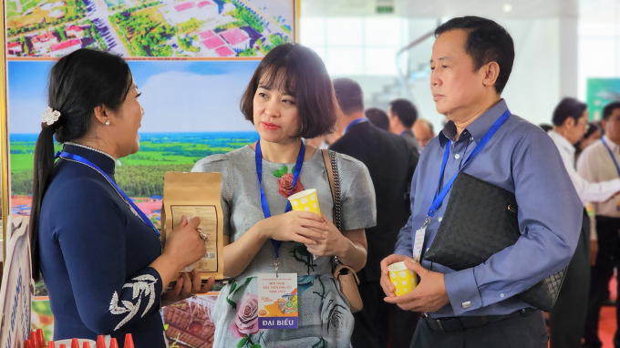 Businesses learning about agricultural products of Hau Giang province. Photo: Kim Anh.