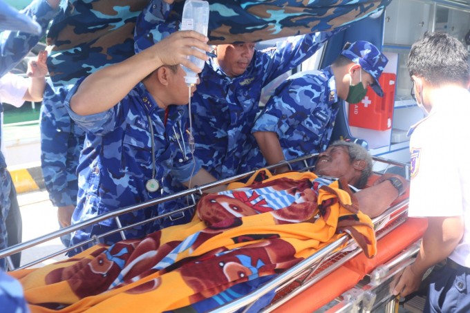 Ngư dân Trần Thuận Thanh còn yếu được các chiến sỹ dùng cán vận chuyển lên xe cấp cứu đưa đến bệnh viện. Ảnh: KS.