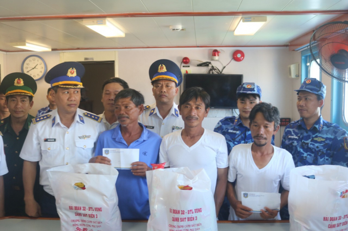 Trước đó 4 ngư dân bị nạn trên tàu cá Bình Thuận đã được cứu sống, đưa về đất liền an toàn. Ảnh: KS.