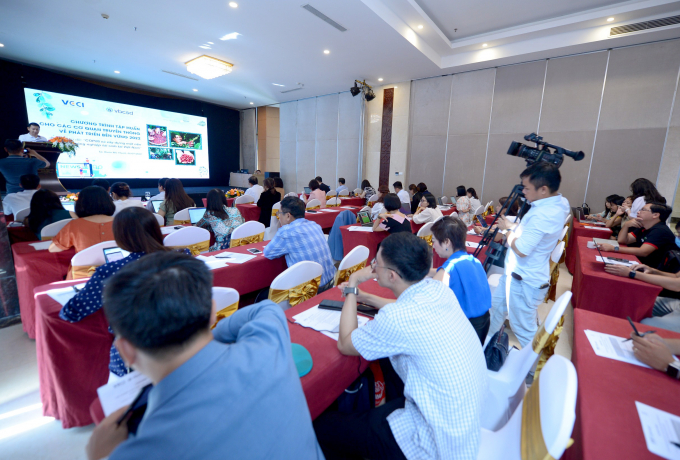 Hàng chục phóng viên tham dự Đối thoại báo chí năm 2022 'COP 26 và Xây dựng một nền nông nghiệp tái sinh tại Việt Nam'.