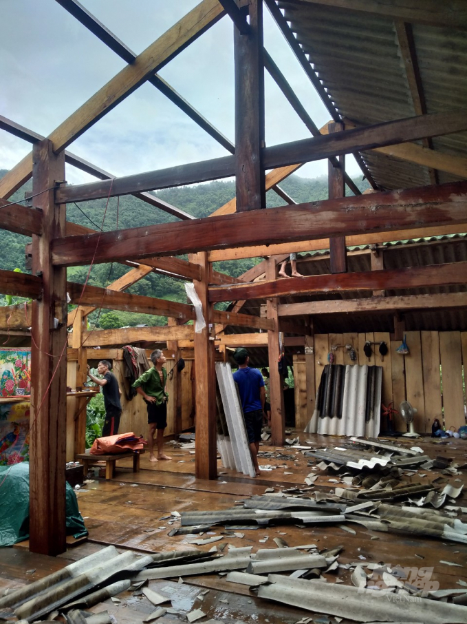 Một ngôi nhà của người dân ở huyện Bắc Mê bị tốc mái do dông lốc. Ảnh: Minh Ái.
