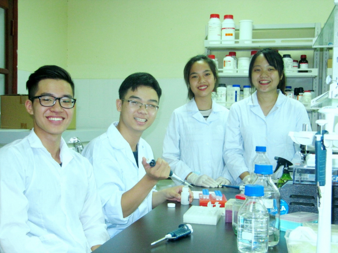 Sinh viên thực hành tại phòng thí nghiệm khoa Công nghệ sinh học. Ảnh: HVNN.