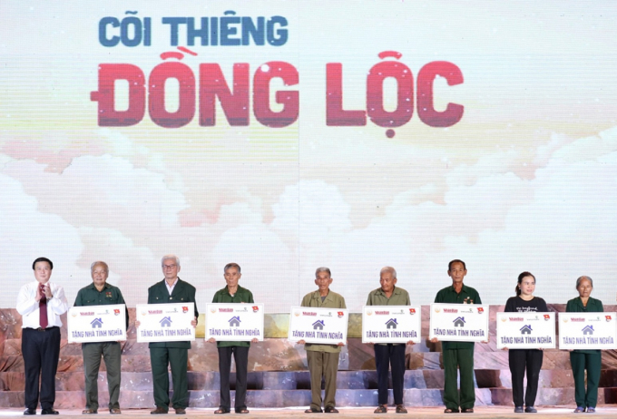 Ông Nguyễn Xuân Thắng, Giám đốc Học viện Chính trị Quốc gia Hồ Chí Minh trao biểu trưng 8 căn nhà tình nghĩa cho các gia đình thân nhân liệt sĩ, đối tượng chính sách.