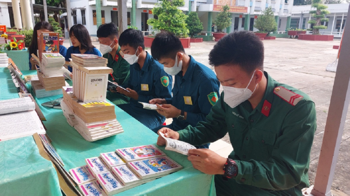 Ngày văn hóa đọc sách tại huyện Tân Hưng. Ảnh: Minh Đảm.
