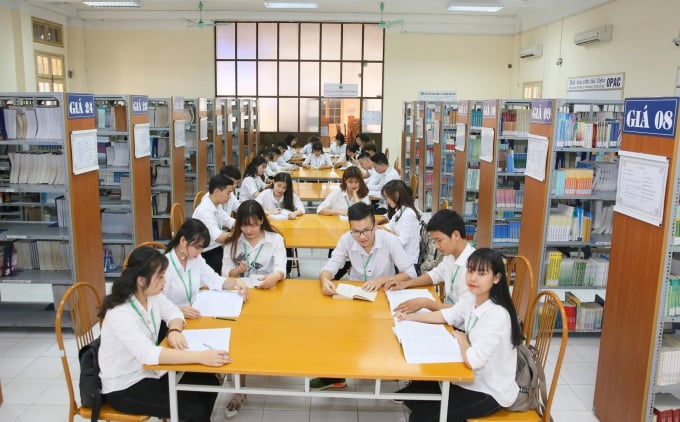 Thư viện Lương Định Của có trên 30.000 đầu sách, 15 cơ sở dữ liệu trực tuyến sách, tạp chí điện tử. Ảnh: HVNN.