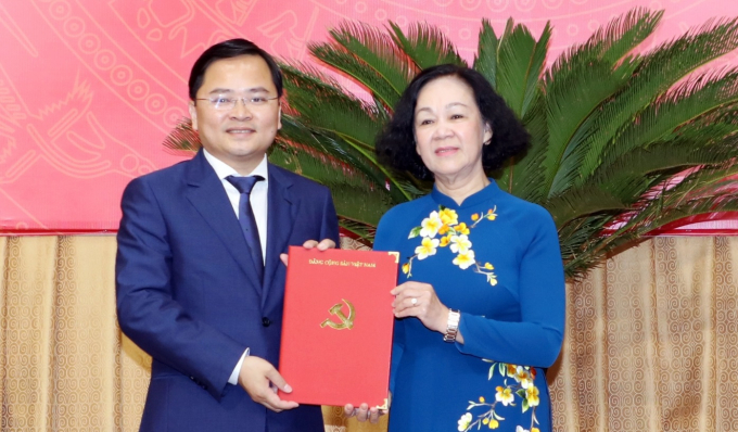 Trưởng Ban Tổ chức Trung ương Trương Thị Mai trao Quyết định cho ông Nguyễn Anh Tuấn.