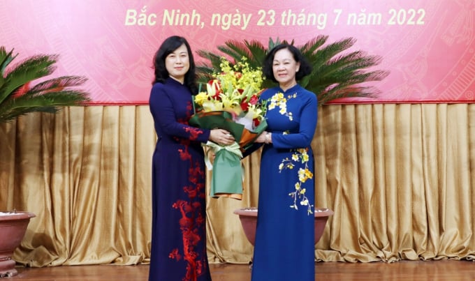 Trưởng Ban Tổ chức Trung ương Trương Thị Mai tặng hoa chúc mừng Quyền Bộ trưởng Bộ Y tế Đào Hồng Lan.