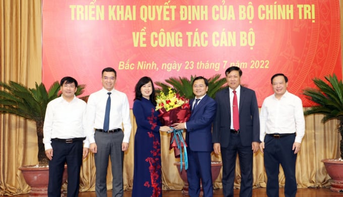 Lãnh đạo Bộ Y tế tặng hoa chúc mừng đồng chí Nguyễn Anh Tuấn.