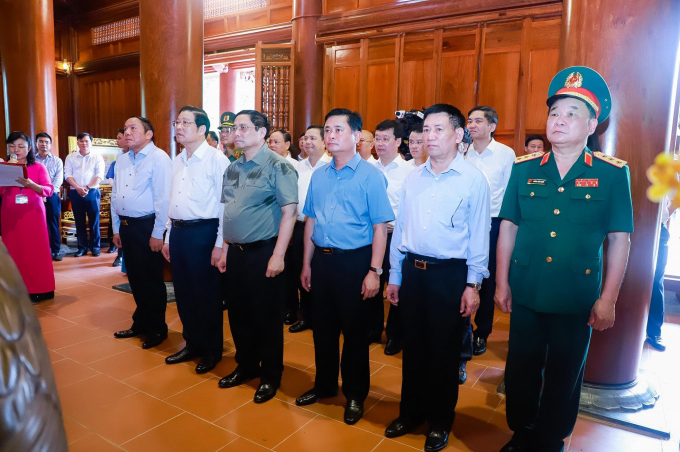 Thủ tướng Phạm Minh Chính cùng các đại biểu bày tỏ lòng thành kính khi làm lễ tại Khu di tích Quốc gia Kim Liên. Ảnh: Thành Duy.