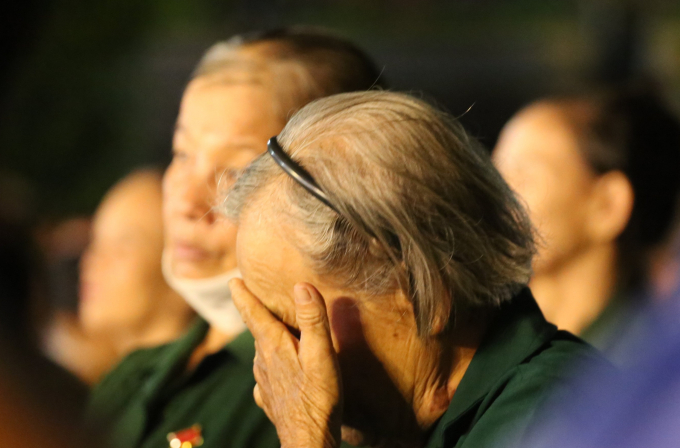 Nhiều đại biểu bật khóc khi xem vở kịch tái hiện lại cuộc sống, công việc hằng ngày gỡ bom của 10 nữ TNXP hi sinh tại Ngã ba Đồng Lộc.