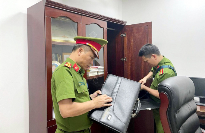 Cơ quan Cảnh sát điều tra Công an tỉnh Lào Cai thi hành lệnh khám xét tại nhà của một trong các đối tượng. Ảnh: Q.T