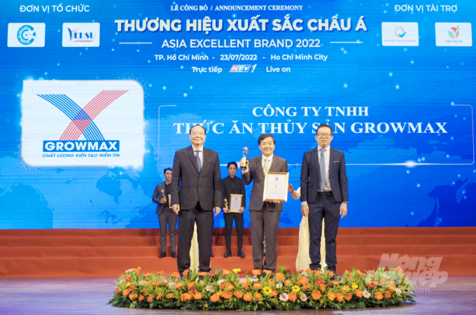 GrowMax được vinh danh Top 10 'Thương hiệu xuất sắc châu Á' năm 2022. Ảnh: Lê Hoàng Vũ.