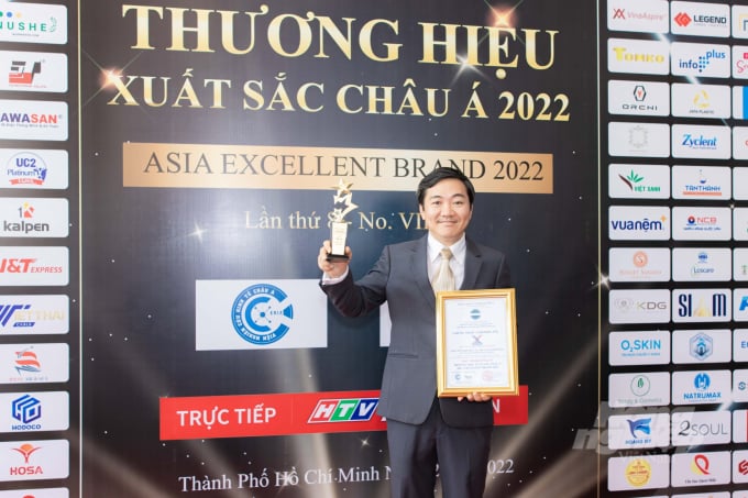 Ông Vương Võ Khoa, Tổng Giám đốc Công ty TNHH Thức ăn Thủy sản GrowMax nhận Giải thưởng Top 10 'Thương hiệu xuất sắc châu Á' năm 2022. Ảnh: Lê Hoàng Vũ.