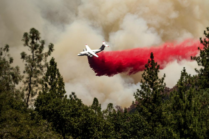 An air tanker drops retardant while trying to stop the Oak Fire from progressing in Mariposa County, Calif., on Sunday, July 24, 2022. Photo: AP