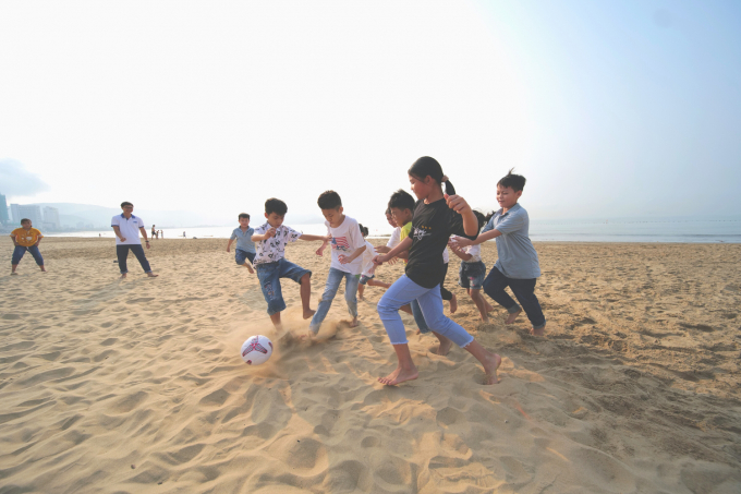 Tại Bình Định, các em nhỏ đã được tổ chức một buổi dã ngoại ở biển Quy Nhơn.