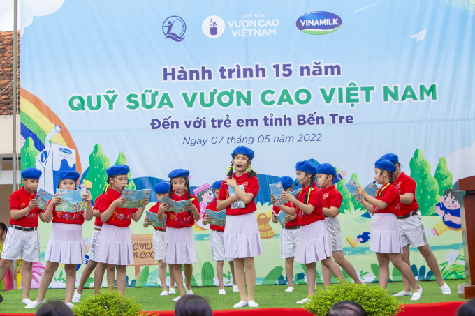 Trong ảnh là các em học sinh Trường Tiểu học Tân Thành Bình 1 (huyện Mỏ Cày Bắc, tỉnh Bến Tre) trong ngày hội đón nhận 106.000 ly sữa từ Quỹ sữa Vươn cao Việt Nam và Vinamilk vào tháng 5/2022.