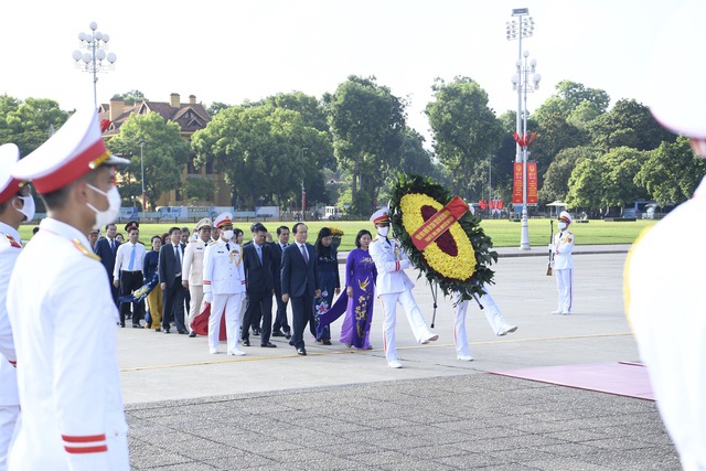 Đoàn đại biểu Thành phố Hà Nội vào lăng viếng Chủ tịch Hồ Chí Minh. Ảnh: VGP/Nhật Bắc.