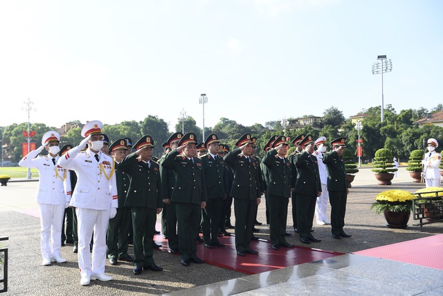 Đoàn đại biểu Quân ủy Trung ương và Bộ Quốc phòng vào lăng viếng Chủ tịch Hồ Chí Minh. Ảnh: VGP/Nhật Bắc.